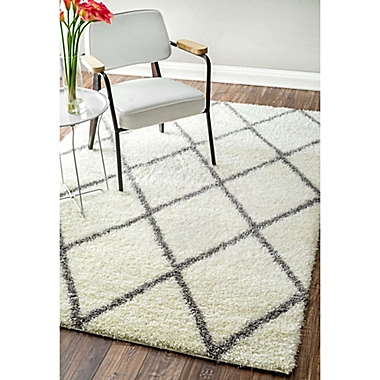 nuLOOM Plush Diamond Shag Rug in Grey. View a larger version of this product image.
