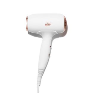 Compact size. No compromise. This lightweight frizz-buster does it all.