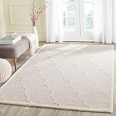 Safavieh Cambridge Tara Quatrofoil Pattern Wool Rug. View a larger version of this product image.