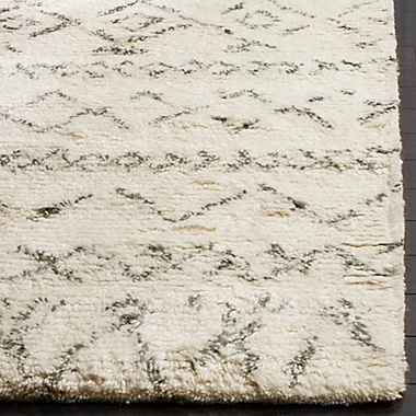 Safavieh Casablanca Felicity 6&#39; x 9&#39; Area Rug in Ivory/Grey. View a larger version of this product image.