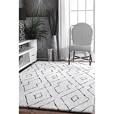 nuLOOM Beaulah Shaggy Rug in White. View a larger version of this product image.
