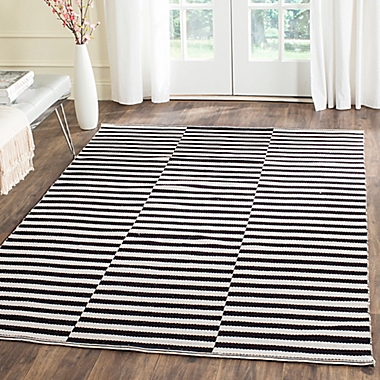 Safavieh Montauk 5&#39; x 7&#39; Arden Rug in Black. View a larger version of this product image.