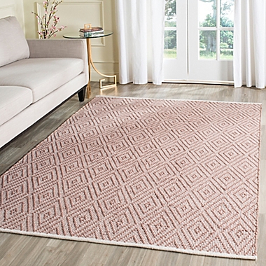 Safavieh Montauk 5&#39; x 7&#39; Griffith Rug in Beige. View a larger version of this product image.