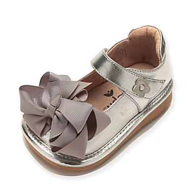 Mooshu Trainers Size 5 Ready Set Bow Mary Jane Shoe in Silver. View a larger version of this product image.