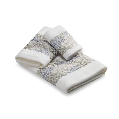 white decorative bath towels