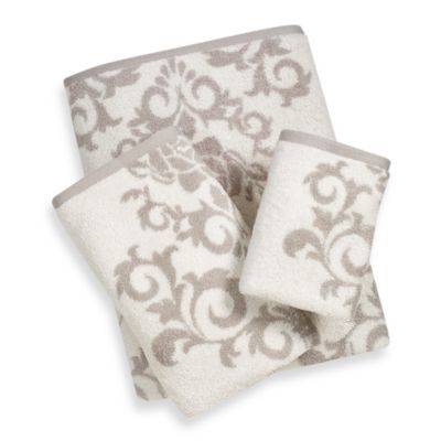 cream colored bath towels