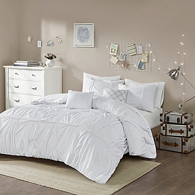 Intelligent Design Benny Full/Queen Comforter Set in White. View a larger version of this product image.