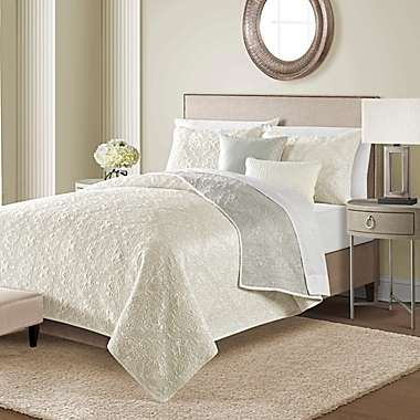 Camber Medallion 5-Piece Reversible Full/Queen Quilt Set in White. View a larger version of this product image.