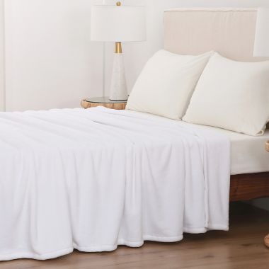 Nestwell&trade; Supreme Softness Plush Full/Queen Blanket in Bright White. View a larger version of this product image.