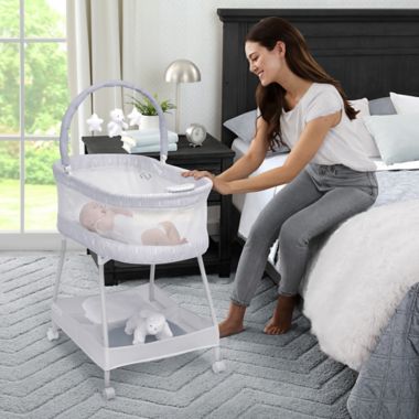 beddengoed kroon uitzondering Delta Children Wave Vibrating Bassinet with Toy Bar | buybuy BABY
