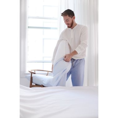 Nestwell&trade; Cotton Percale 400-Thread-Count Standard/Queen Pillowcase Set in Bright White. View a larger version of this product image.