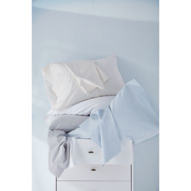 Nestwell&trade; Cotton Percale 400-Thread-Count Queen Fitted Sheet in Bright White. View a larger version of this product image.