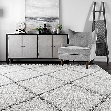 nuLOOM Shanna Shaggy 6&#39; x 6&#39; Area Rug in White. View a larger version of this product image.