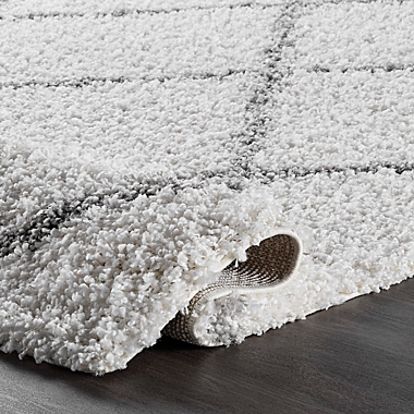 nuLOOM Shanna Shaggy Rug in White. View a larger version of this product image.