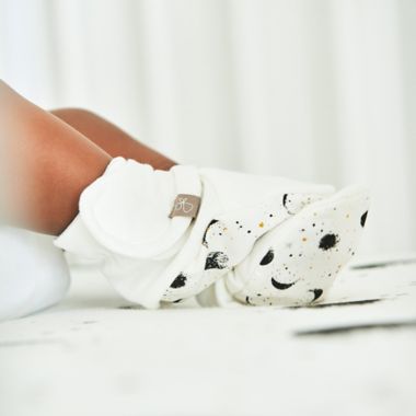 goumi Size 0-3M 2-Piece Mitts and Booties Set in White/Black. View a larger version of this product image.