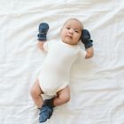 Alternate image 4 for goumi&reg; Organic Cotton Size 0-3M 2-Pack Midnight Mitts in Grey