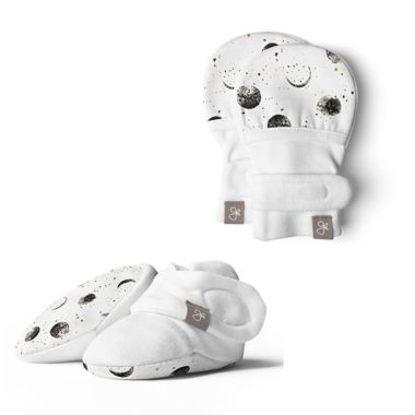 goumi Size 0-3M 2-Piece Mitts and Booties Set in White/Black. View a larger version of this product image.