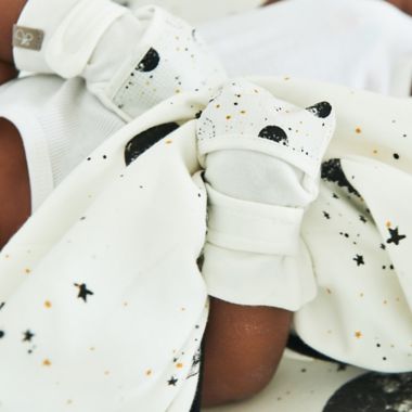 goumi Size 0-3M 2-Piece Mitts and Booties Set in White/Black. View a larger version of this product image.