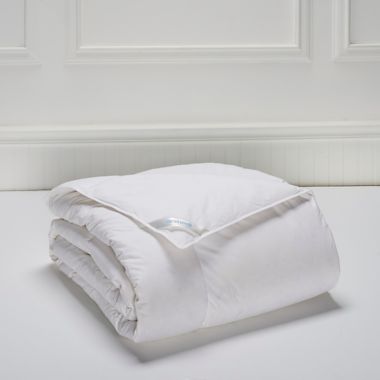Nestwell&trade; Medium Warmth White Down Full/Queen Comforter in White. View a larger version of this product image.