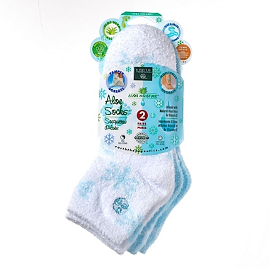 Earth Therapeutics&reg; Aloe Moisture&trade; 2-Pack Socks Set in Blue/Snowflake. View a larger version of this product image.