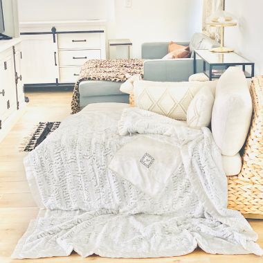 Zalamoon Diamond Plush Blanket with Satin Accent in Flake. View a larger version of this product image.