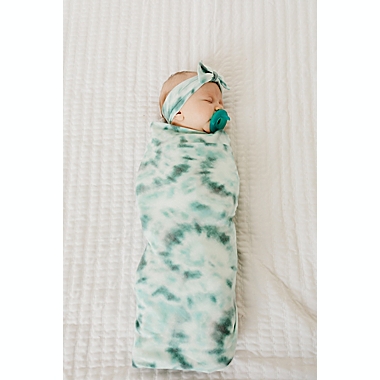 Copper Pearl&reg; Size 0-4M Bahama Knit Bow Headband in Green. View a larger version of this product image.