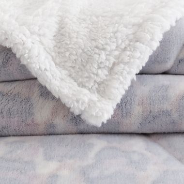 UGG&reg; Avery Bobcat 3-Piece Full/Queen Comforter Set. View a larger version of this product image.
