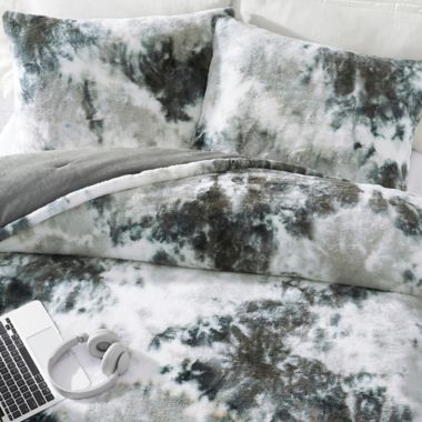 UGG&reg; Polar Tie Dye 2-Piece Full/Queen Comforter Set in Black. View a larger version of this product image.