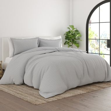 Home Collection Quatrefoil 3-Piece Queen Duvet Cover Set in Grey. View a larger version of this product image.