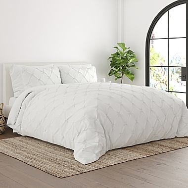Home Collection Pinch Pleat 3-Piece King/California King Duvet Cover Set in White. View a larger version of this product image.
