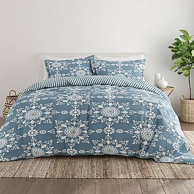 Home Collection Daisy Medallion 2-Piece Reversible Twin/Twin XL Comforter Set in Blue. View a larger version of this product image.