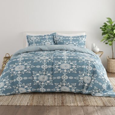 Home Collection Daisy Medallion 3-Piece Reversible King/California King Comforter Set in Blue. View a larger version of this product image.
