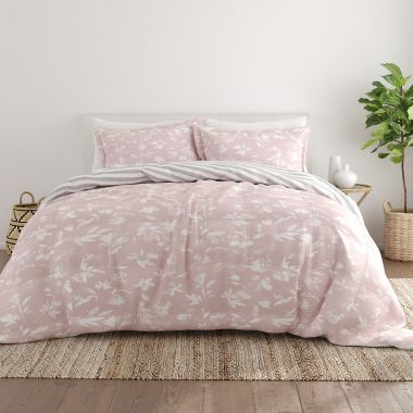 Home Collection Pressed Flowers 3-Piece Reversible Full/Queen Comforter Set in Pink. View a larger version of this product image.