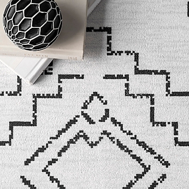 nuLOOM Noa Machine Washable Tribal 2&#39; x 3&#39; Accent Rug in White. View a larger version of this product image.