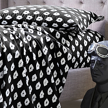 The Novogratz Painted Lips King Sheet Set in Black. View a larger version of this product image.