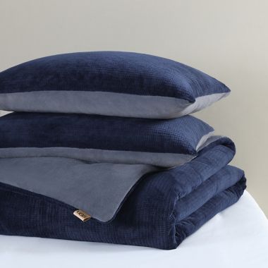 UGG&reg; Brody 5-Piece Reversible Full/Queen Comforter Set in Navy/Ocean. View a larger version of this product image.