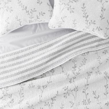 Home Collection Sprouting Vines Striped 3-Piece Reversible Quilt Set. View a larger version of this product image.