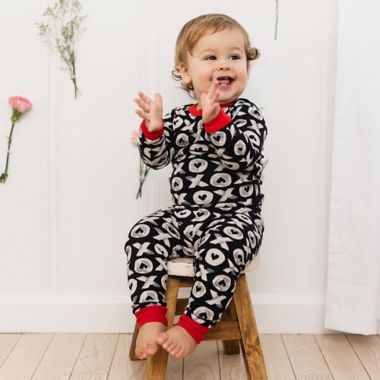 Burt's Bees Baby&reg; Size 18M 2-Piece Hugs &amp; Kisses Organic Cotton Pajama Set. View a larger version of this product image.