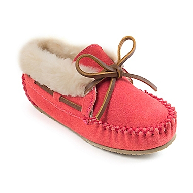 Minnetonka&reg; Size 3 Charley Kid&#39;s Pull On Slipper in Hot Pink. View a larger version of this product image.