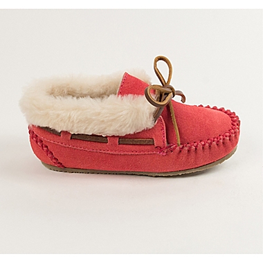 Minnetonka&reg; Size 3 Charley Kid&#39;s Pull On Slipper in Hot Pink. View a larger version of this product image.