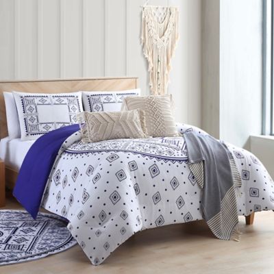 navy white quilt