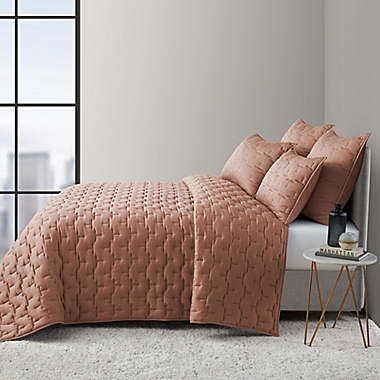 O&amp;O by Olivia &amp; Oliver&trade; Lofty Stitch King Quilt in Rose. View a larger version of this product image.