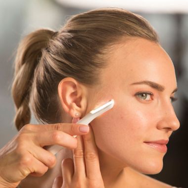 Flawless&reg; Dermaplane&trade; GLO. View a larger version of this product image.