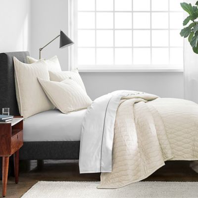 Under The Canopy&reg; Ogee Satin Weave Twin Quilt in Ivory