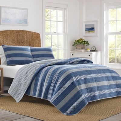 dark blue quilt