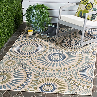 Safavieh Veranda Carter 2&#39;7 x 5&#39; Indoor/Outdoor Area Rug in Green. View a larger version of this product image.