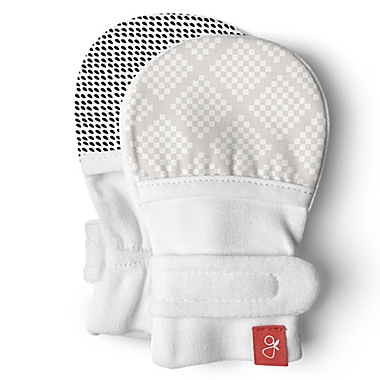 goumi Organic Cotton Size 0-3M Mitts in Diamond Dots Cream. View a larger version of this product image.