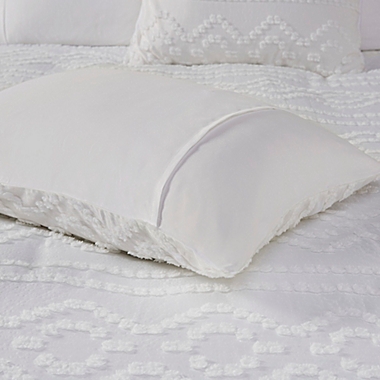 Intelligent Design Annie 3-Piece Clipped Twin/Twin XL Duvet Cover Set in Ivory. View a larger version of this product image.