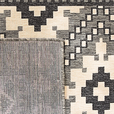 Safavieh Veranda Ronin 4&#39; x 5&#39;7 Indoor/Outdoor Area Rug in Charcoal. View a larger version of this product image.