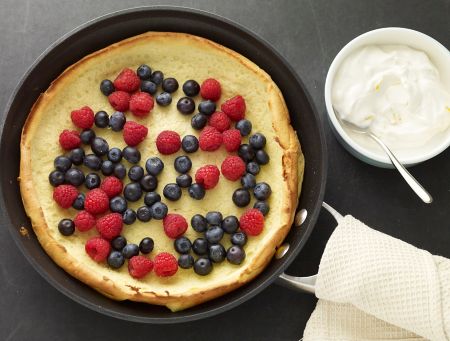 Baked Puffed Pancake with Berries & Greek Yogurt Sauce Recipe